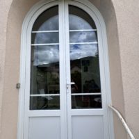 fourniture et installation d'une porte d'entrée cintrée en PVC