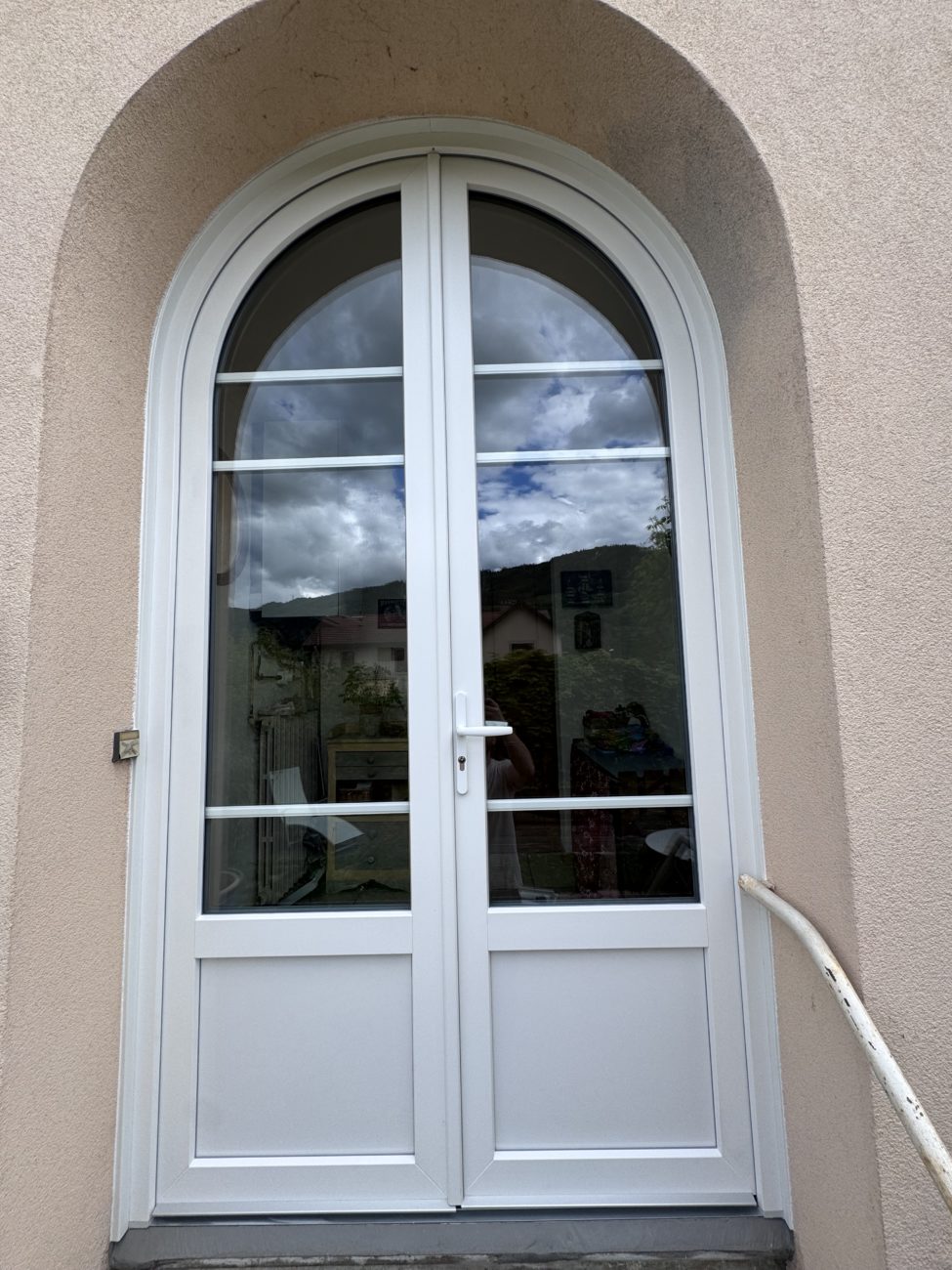 Porte d’entrée cintrée en PVC à La Rochette