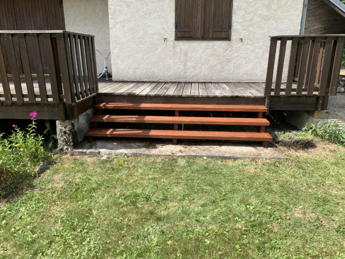 Escalier d’extérieur en mélèze à La Ferrière