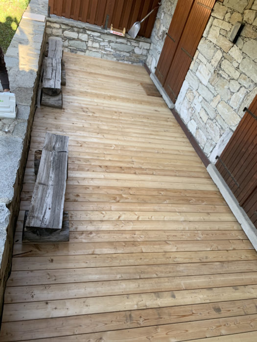 Terrasse en sapin  à Val d’Isère