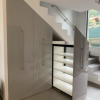 création d'un meuble sous escalier sur-mesure en melaminé gris extra brillant de marque Egger sur coulisse équipé soit de penderie, d'étagére ou de range chaussure