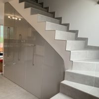 création d'un meuble sous escalier sur-mesure en melaminé gris extra brillant de marque Egger sur coulisse équipé soit de penderie, d'étagére ou de range chaussure