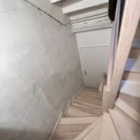 remplacement d'un escalier deux quarts tournant en frêne olivier dans une cage d'escalier à Allevard