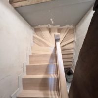 remplacement d'un escalier deux quarts tournant en frêne olivier dans une cage d'escalier à Allevard