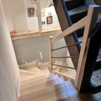 remplacement d'un escalier deux quarts tournant en frêne olivier dans une cage d'escalier à Allevard