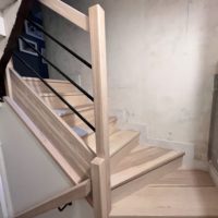 remplacement d'un escalier deux quarts tournant en frêne olivier dans une cage d'escalier à Allevard