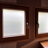 installation de fenêtre en PVC de marque Schucco équipé de verre givré