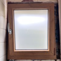 installation de fenêtre en PVC de marque Schucco équipé de verre givré