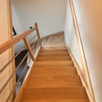 Conception installation et fabrication d'un escalier et d'un meuble TV sur mesure à Crets en Belledonne