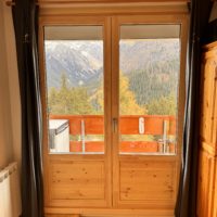 installation d'une porte fenetre en bois et d'un volet roulant solaire au pleynet
