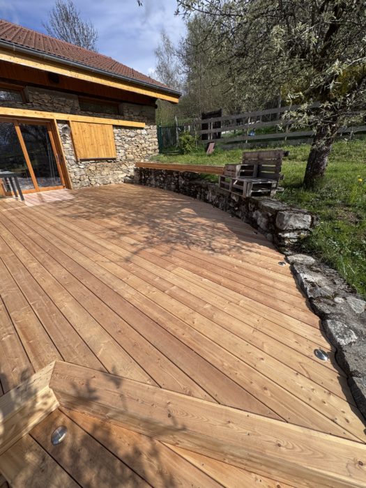 Terrasse éclairée en mélèze à Chapareillan