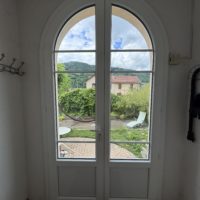 fourniture et installation d'une porte d'entrée cintrée en PVC