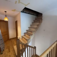 conception réalisation et installation d'un escalier droit en frêne à Saint Hilaire du Touvet