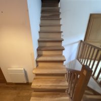 conception réalisation et installation d'un escalier droit en frêne à Saint Hilaire du Touvet