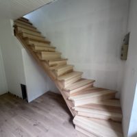 conception réalisation et installation d'un escalier en frêne à Villard Bonnot