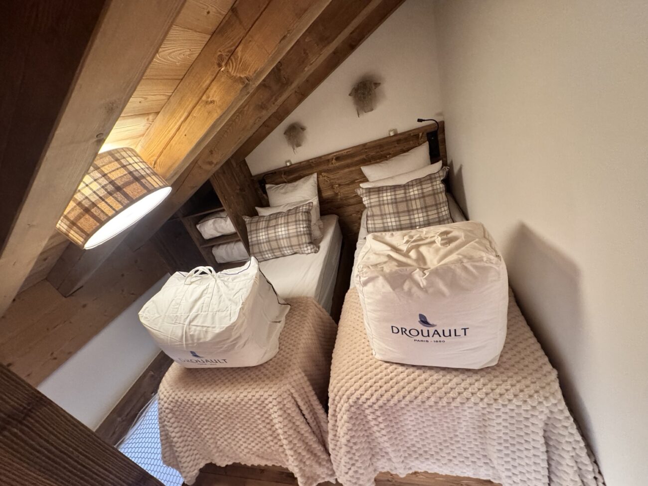 Deux couchages sous les rampants avec tête de lit et rangements en bois