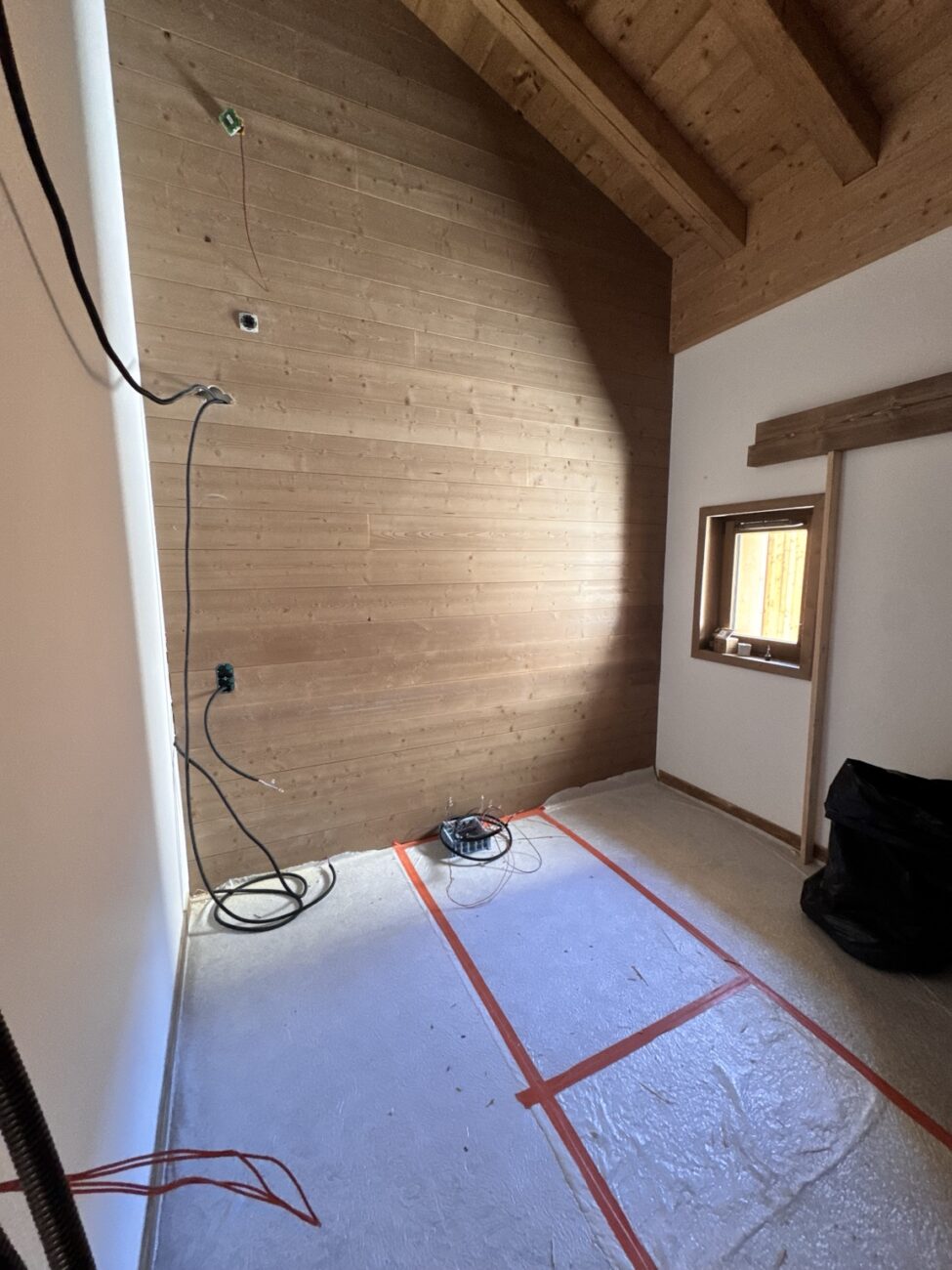 Volume de la chambre avant la création de la mezzanine, des lits et de l’escalier