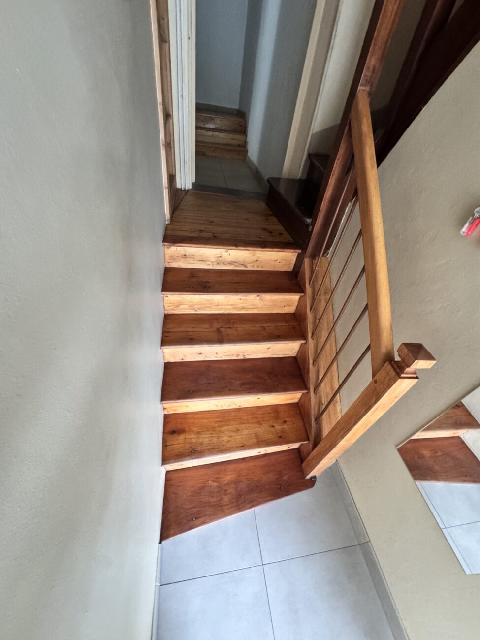 Vue d’ensemble de l’escalier au Touvet après ponçage et application d’une huile Rubio teinte Bourbon