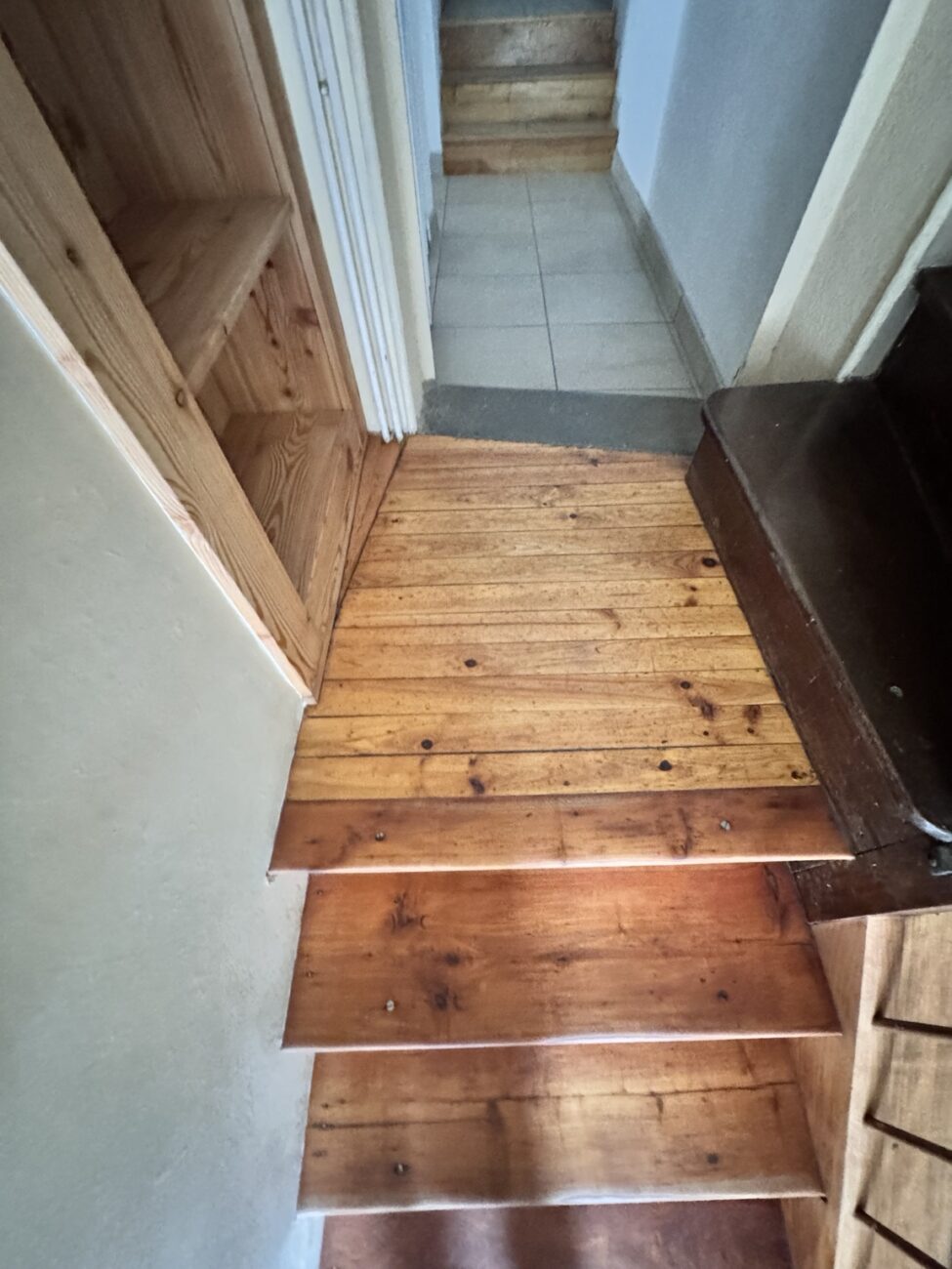 Détail des marches et du palier de l’escalier au Touvet après ponçage et huilage Rubio Bourbon
