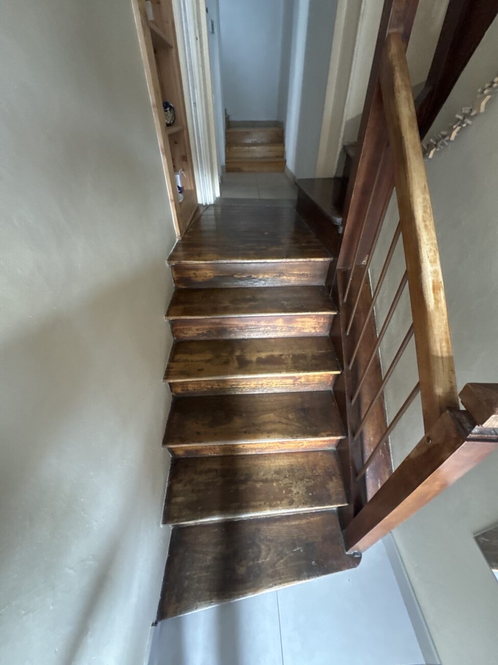 Escalier en bois au Touvet avant les travaux de ponçage et d’huilage